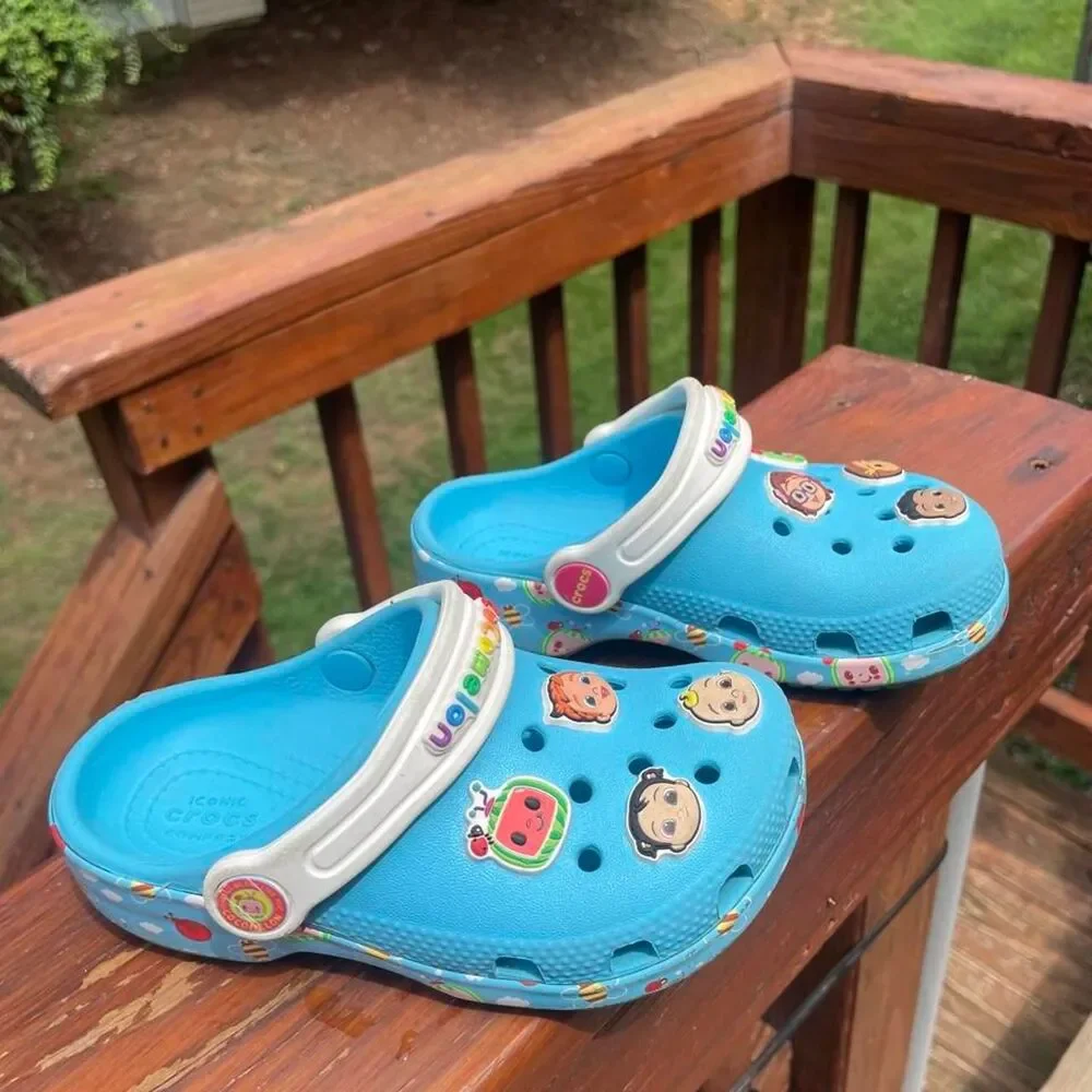 Crocs Cocomelon Toddler 9 Blue and White Water Play Clogs